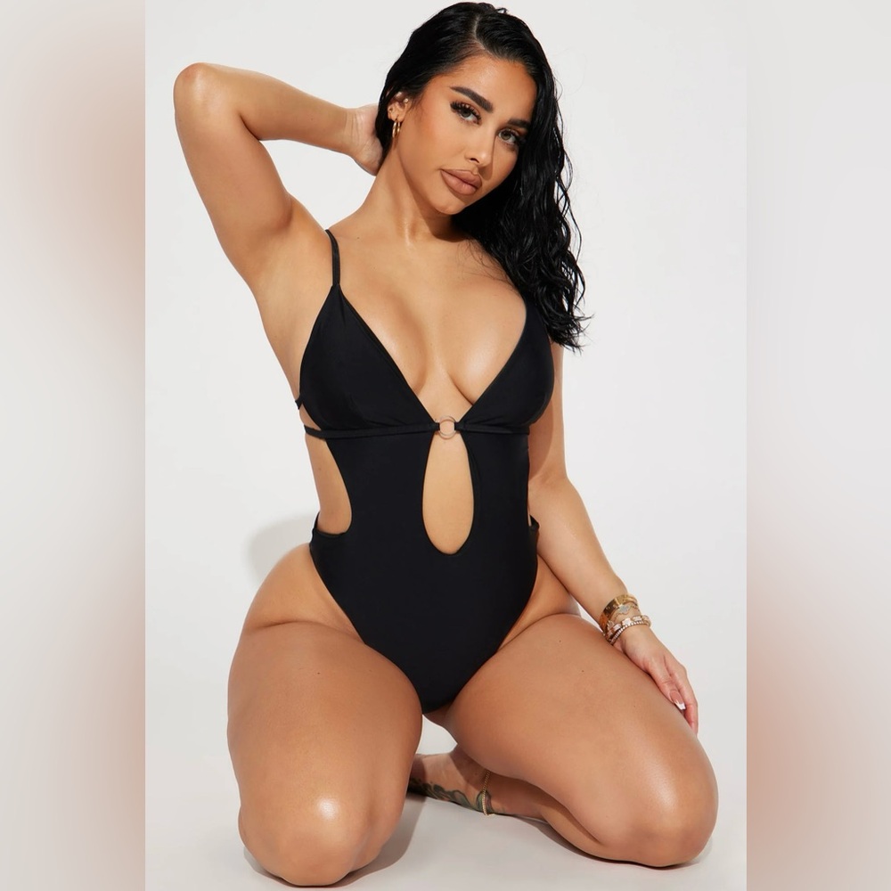 FASHION NOVA Crystal Strappy 1 pc swimsuit Brand new with tags BLACK SIZE MED